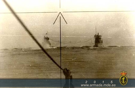 1953. Petroleo en la mar submarinos D-2 y G-7 visto a través periscopio D-1